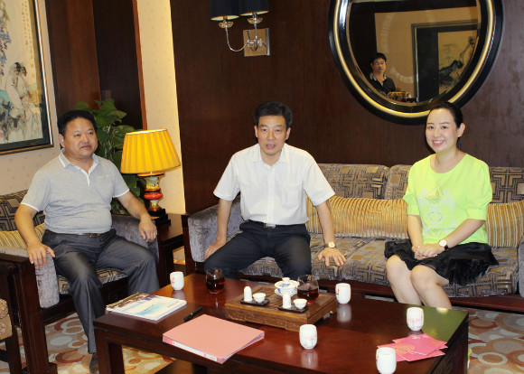 王總與朱縣長(zhǎng)關(guān)凌交談