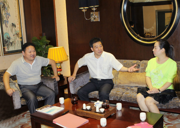 朱縣長(zhǎng)就名人效應(yīng)與關(guān)凌交談